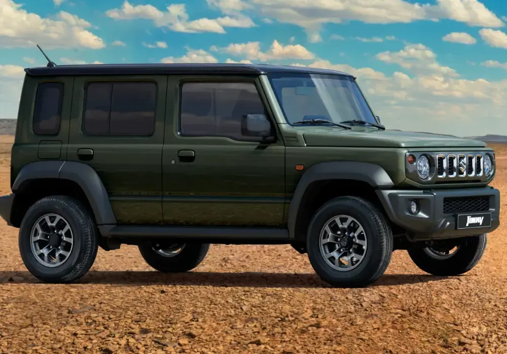 Suzuki Jimny verde, un 4x4 en un camino de tierra en un entorno desértico.