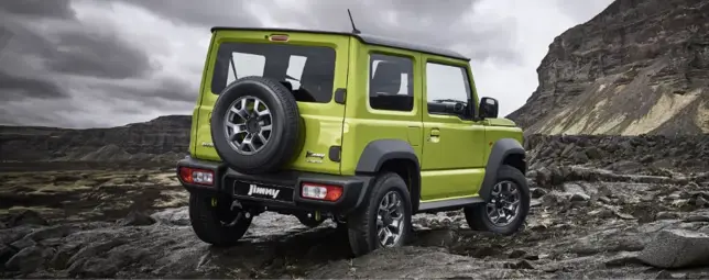 Suzuki Jimny, camioneta tipo SUV, color verde, sobre montaña con cielo nublado de fondo.