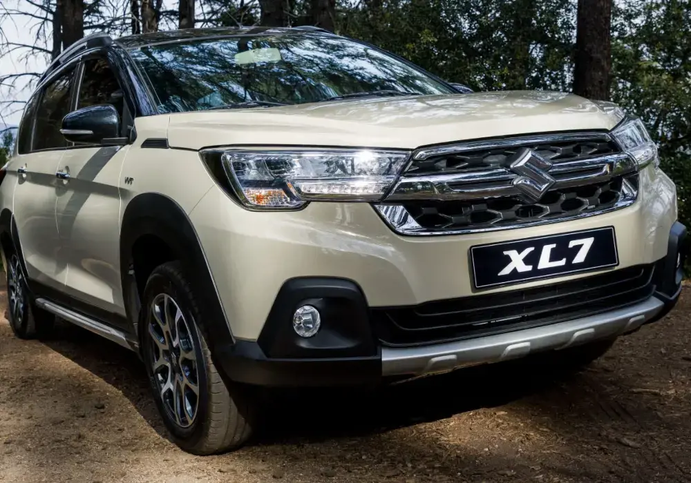 Suzuki XL7: SUV familiar en un entorno natural.
